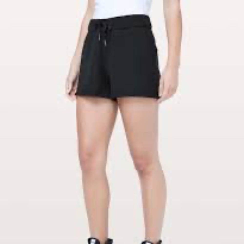 Lululemon On The Fly Short - 2.5" - Sz 6 womens summer bottom workout gym